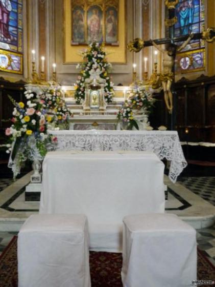 Allestimento floreale della chiesa - il Garden Pastorelli