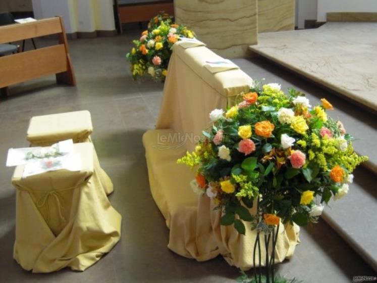 Allestimento dei banchi della chiesa per il matrimonio