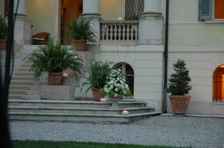 Allestimento floreale con candele per la location di matrimonio