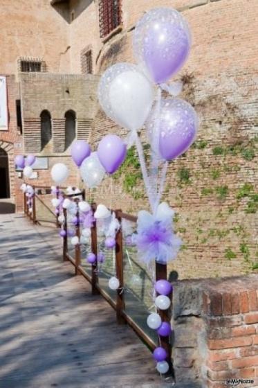 Allestimento con palloncini viola della cerimonia di matrimonio