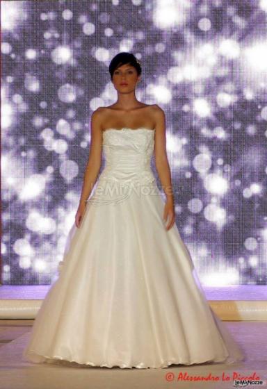 Abito in organza e tulle glitter con bustino realizzato con applicazioni di pizzo in seta con strass e perline - Atelier Laura La Spina