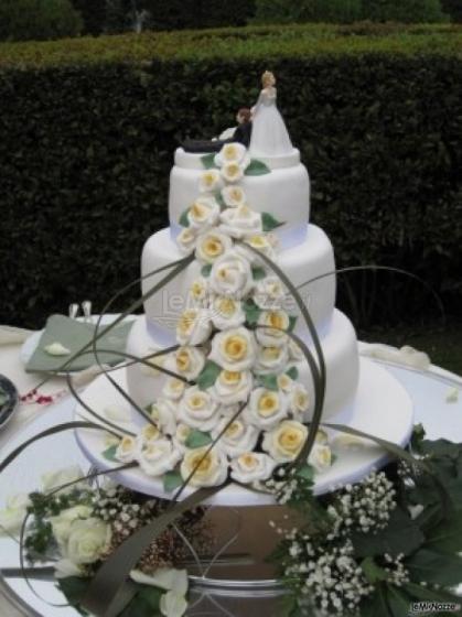 Torta nuziale con cake topper