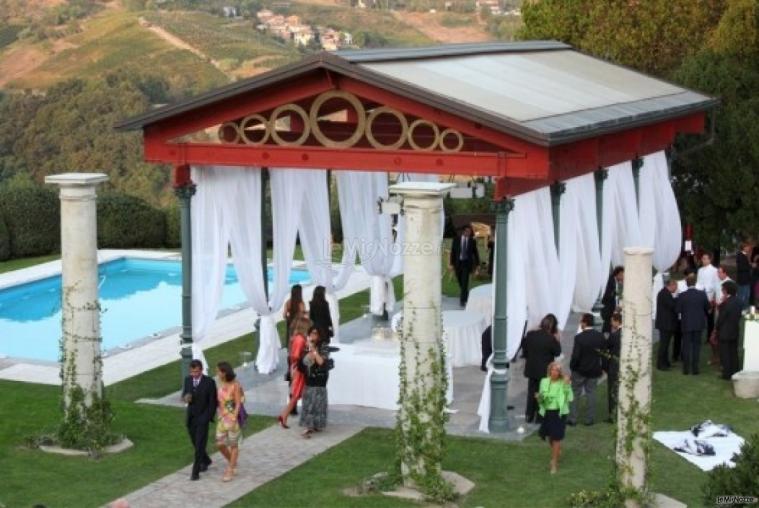 Allestimento del matrimonio sotto il gazebo