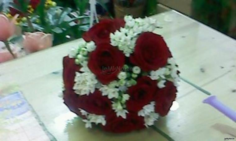 Bouquet a palla di rose rosse