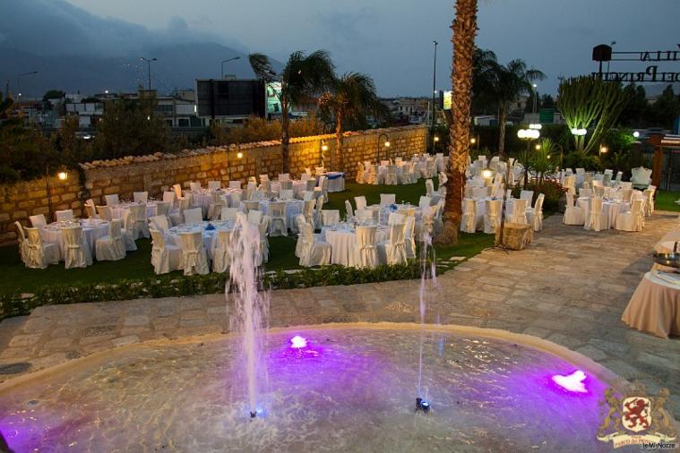 Il giardino con i tavoli e la meravigliosa fontana