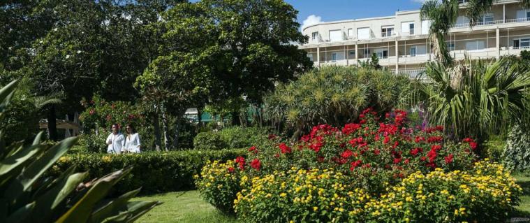 Giardino verdeggiante e pieno di fiori colorati