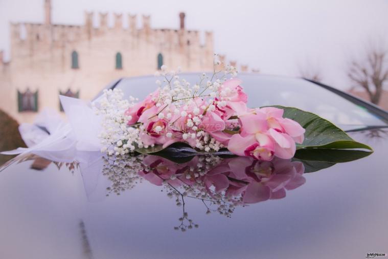 Fiori per l'auto degli sposi in omaggio dal ristorante