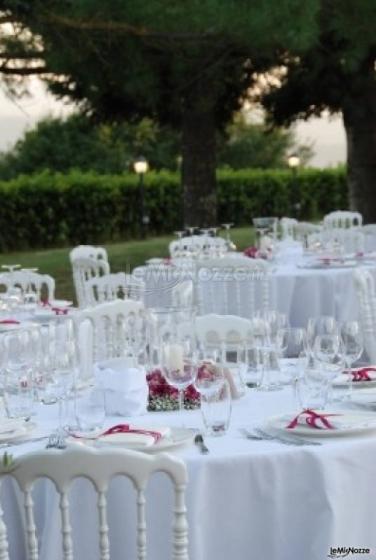 Allestimento dei tavoli per il ricevimento di matrimonio all'aperto