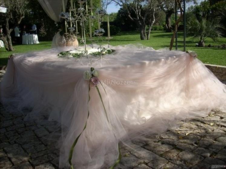 Allestimento di fiori e tulle per le nozze