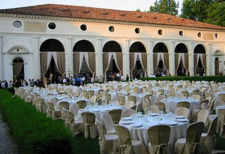 Allestimento del matrimonio in giardino