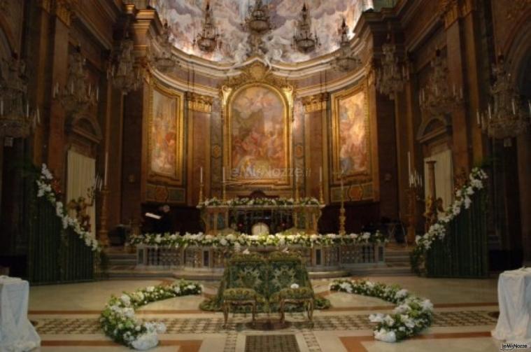 Allestimento floreale per la cerimonia di matrimonio in chiesa