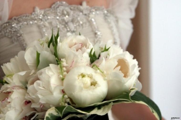 Bouquet di fiori bianchi per la sposa