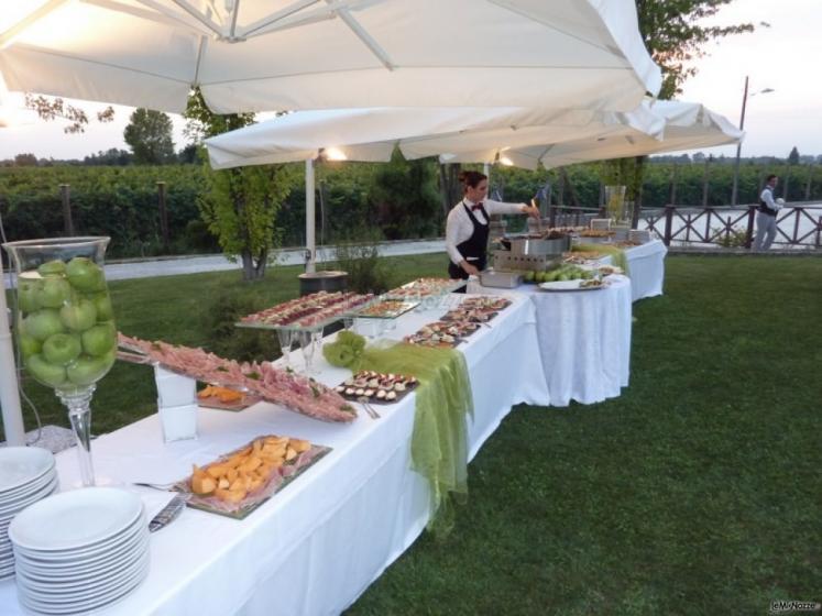 Il tavolo del buffet dell'antipasto di nozze