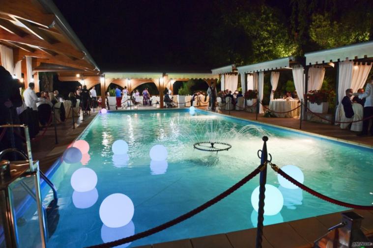 Giochi d'acqua e sfere luminose in piscina