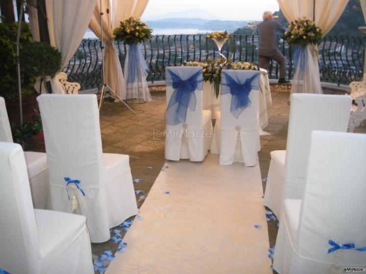 Allestimento del terrazzo per la cerimonia di matrimonio