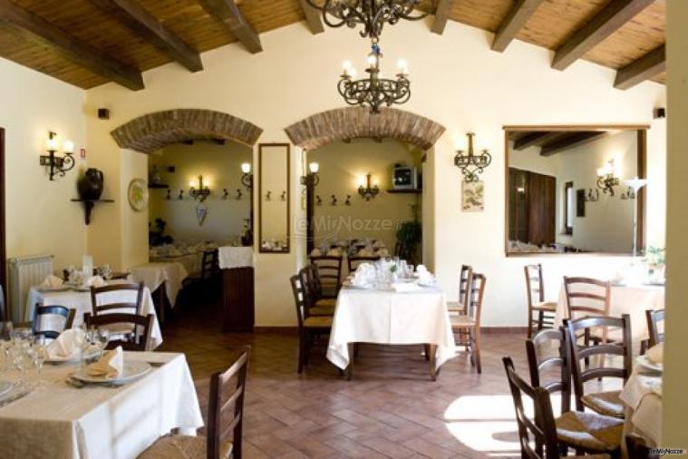 Ampia sala interna per ricevimento di matrimonio presso l'agriturismo A Rametta