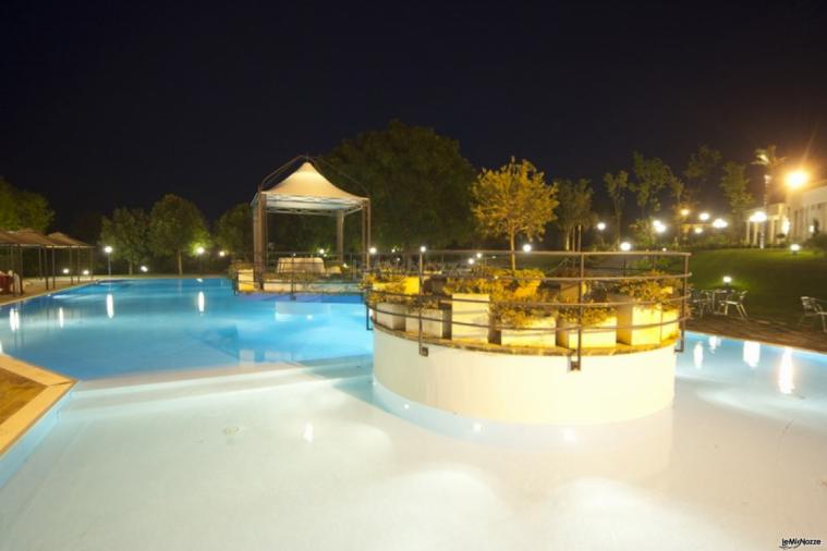 Piscina illuminata per il matrimonio serale