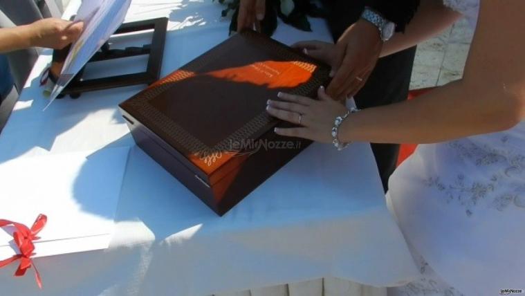 Celebrante Matrimonio Simbolico - Essenza Eventi - Love Letters & Wine Box Ceremony