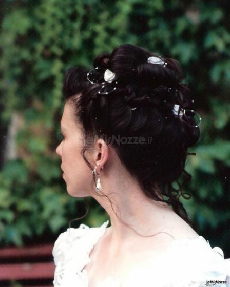 Acconciatura sposa con applicazioni floreali