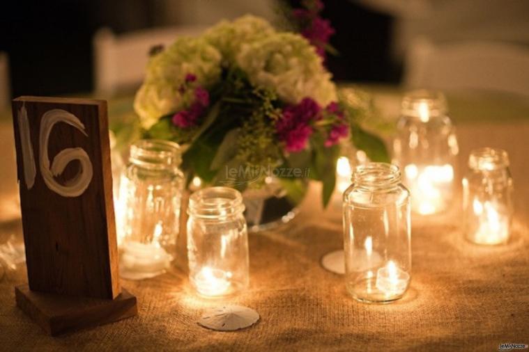 Centrotavola di matrimonio con vasetti luminosi