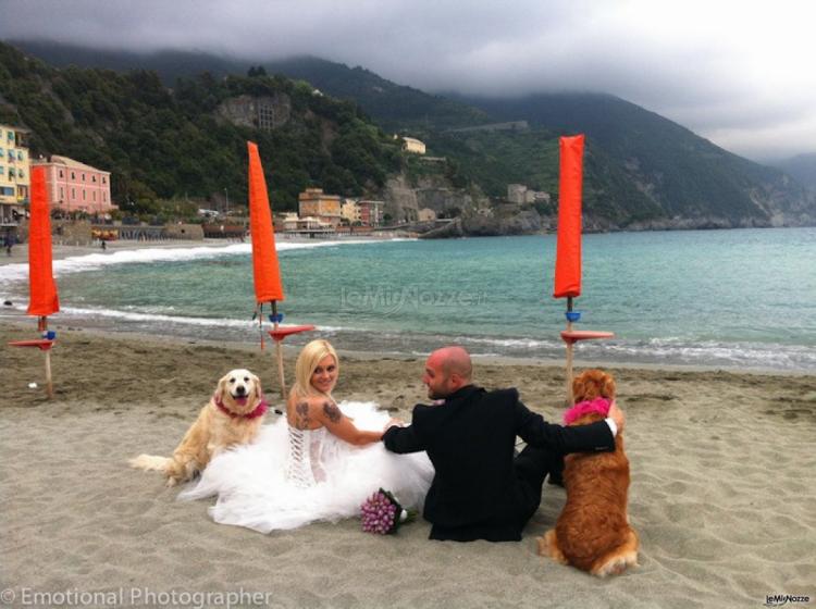 Fotografia degli sposi in riva al mare con i loro cani