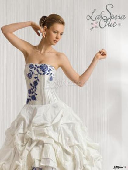 Abito da sposa con dettagli blu