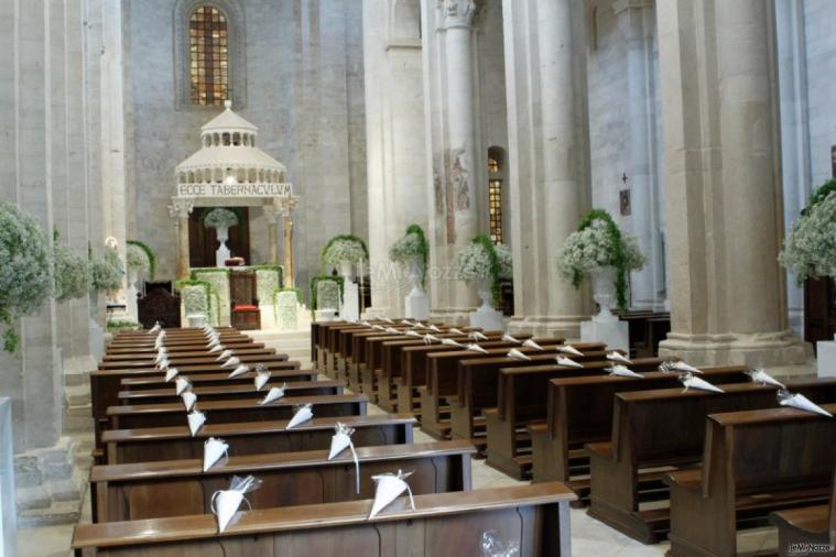 Allestimento floreale della chiesa