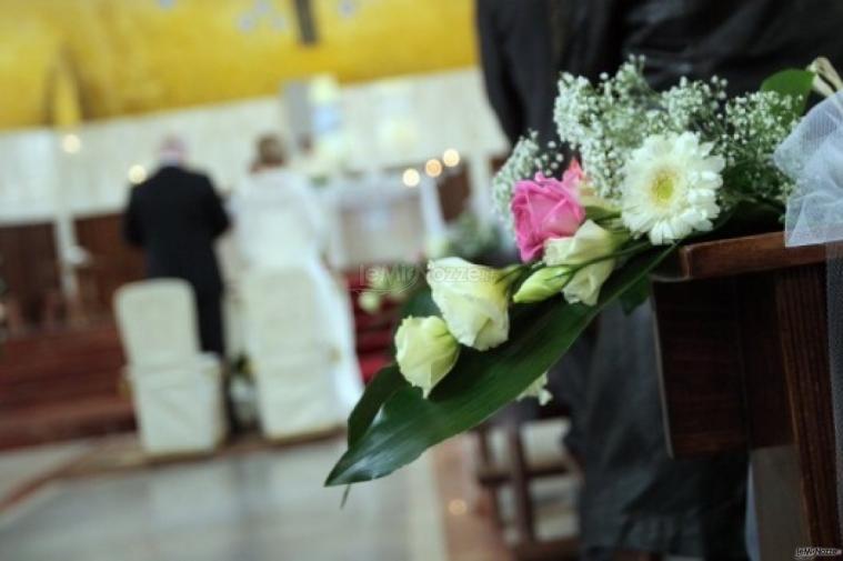 Foto dell\'allestimento floreale per il matrimonio in chiesa