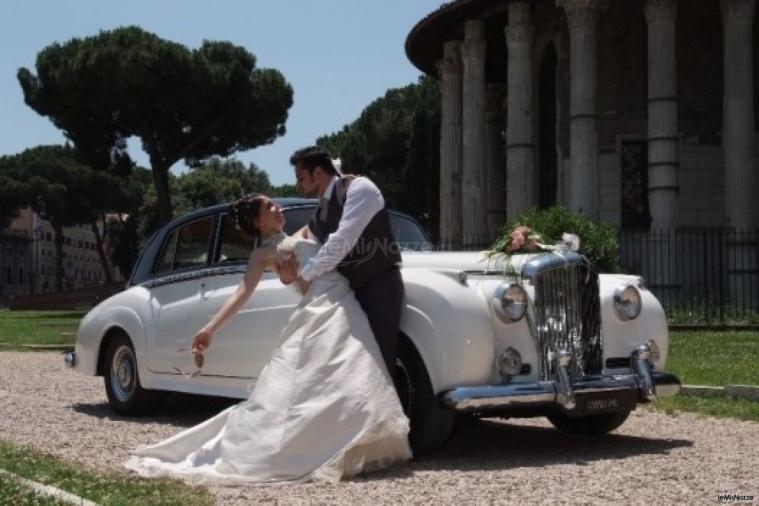 Sposi con la macchina per la cerimonia di matrimonio