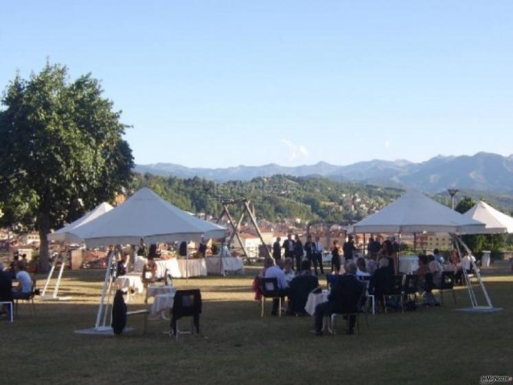 Allestimento del matrimonio in giardino sotto i gazebi