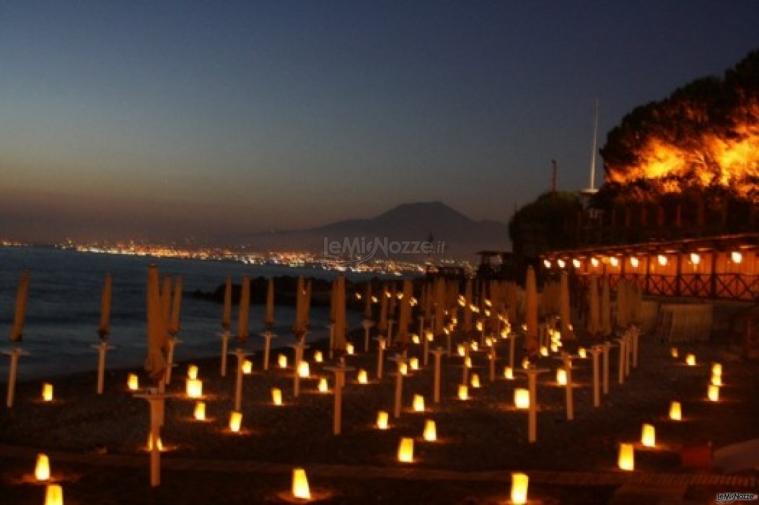 Fiaccole sulla spiaggia per il ricevimento di matrimonio