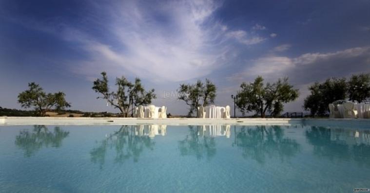 Vista dalla piscina della location di nozze