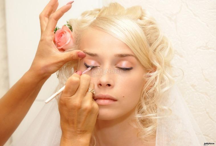 Trucco rosa per la sposa bionda