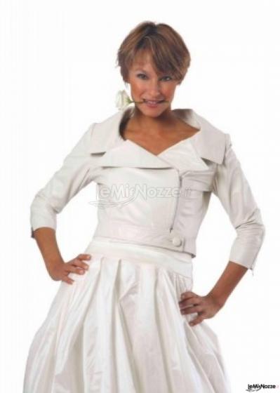 Vestito da sposa con giacca in pelle bianca