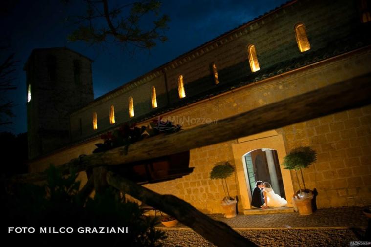 Abbazia di Sant'Andrea in Flumine - Gli sposi nella location di sera