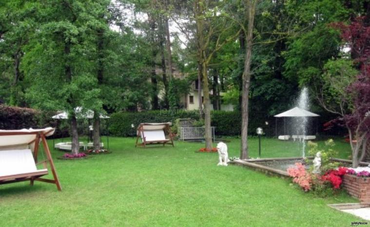 Piscina e giardino per il ricevimento di matrimonio a Monza e Brianza