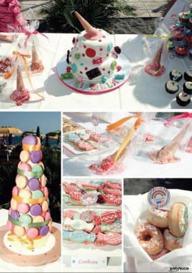 Dessert table-piramide di macarons, biscottini a forma di caramella e donuts