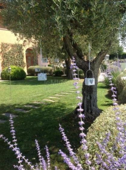 Ingresso giardino con lanterne