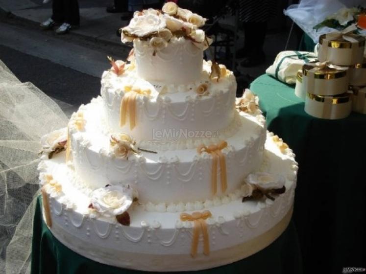 Torta nuziale con fiocchetti gialli