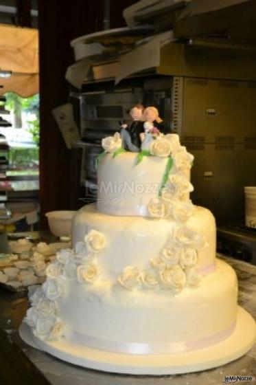 Torta nuziale con decorazioni di rose bianche