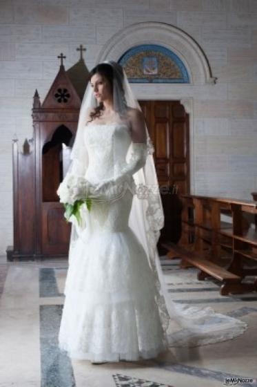 Abito da sposa con ricami sul velo e sulla gonna