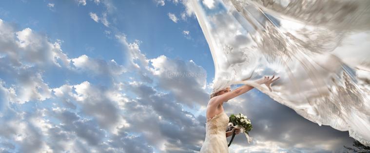 Sposa con velo svolazzante