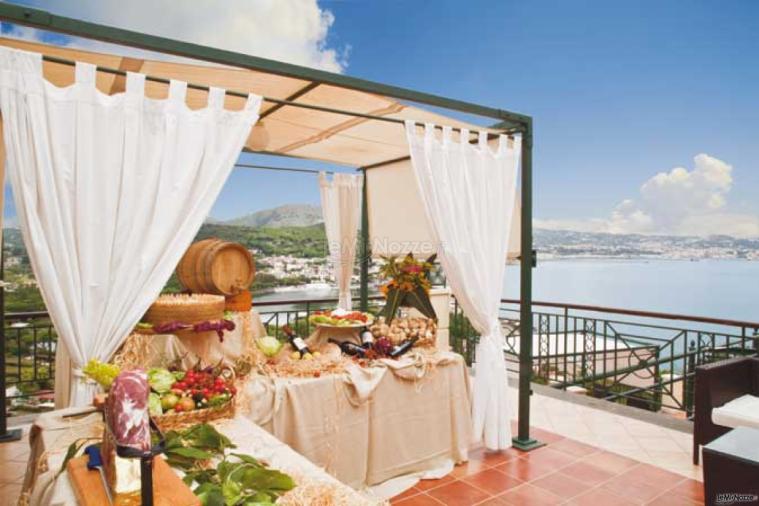 Gazebo in terrazza per l'antipasto di matrimonio