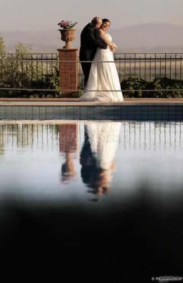 Abbraccio sposi a bordo piscina