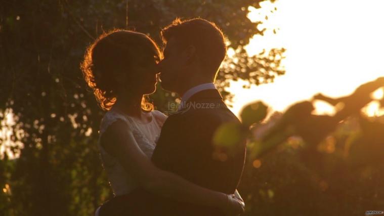 coppia al tramonto video di matrimonio nozze whitesfilm