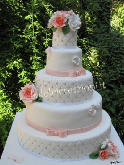 Torta nuziale multipiano con rose applicate