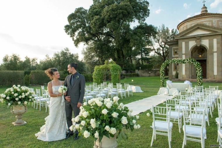 Gli sposi durante la cerimonia in giardino