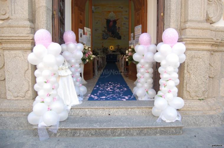 Allestimento della chiesa con palloncini