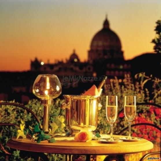 Cena a lune di candela per gli sposi