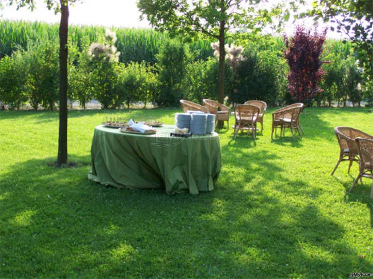 Preparativi del banchetto nuziale nel giardino della villa